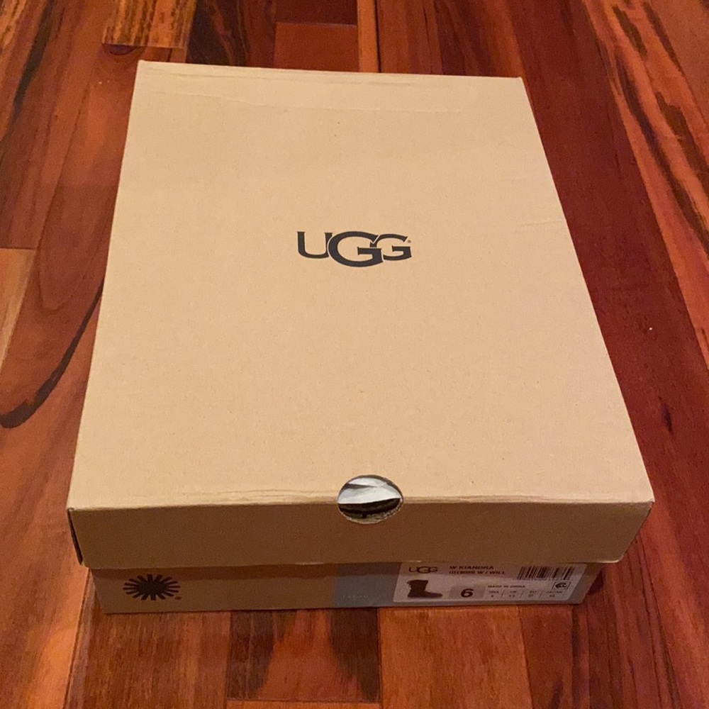 UGG Boots - Picture 9 of 9